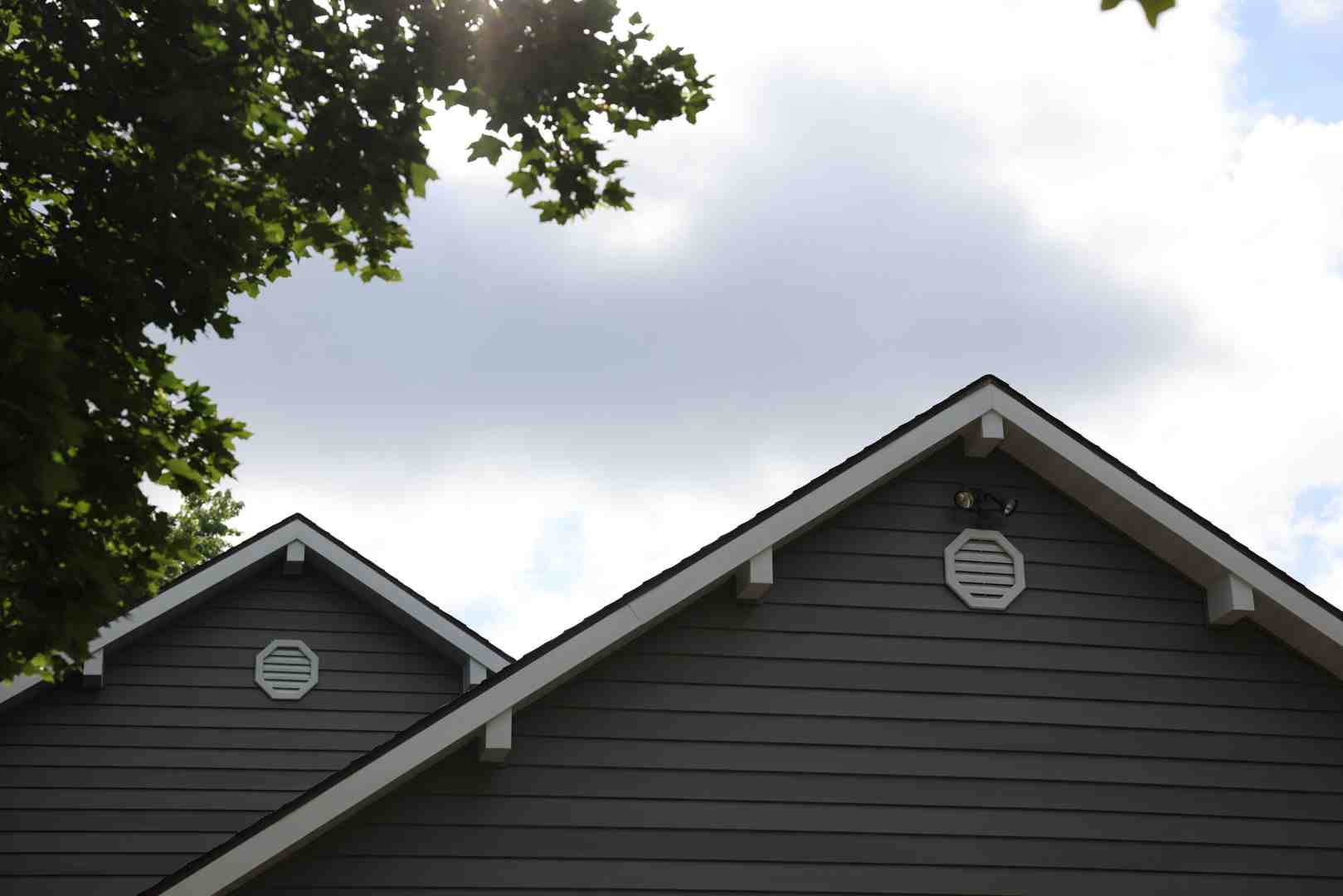 Hardie board siding Milwaukee home - Hardie board cost Milwaukee